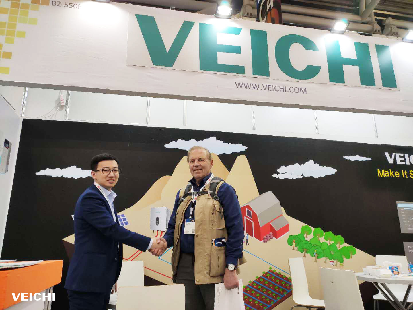 VEICHI team communicates with customers