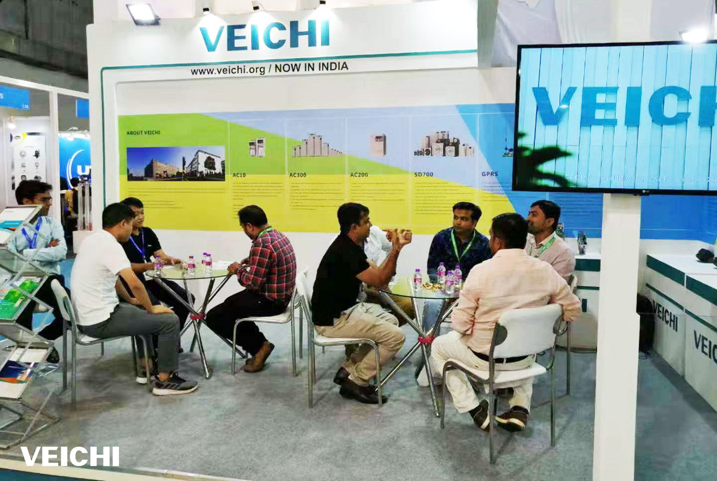 VEICHI team discussing products with customers