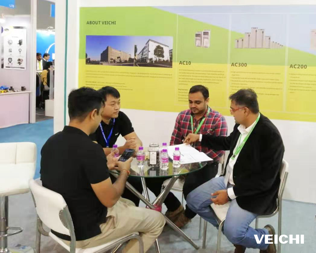 VEICHI team discussing solutions with customers